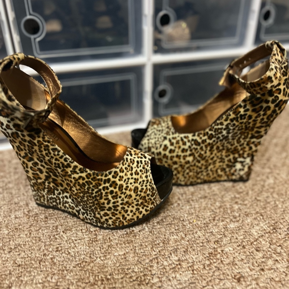 Exotic cheetah print hi stacked heels - Picture 5 of 7